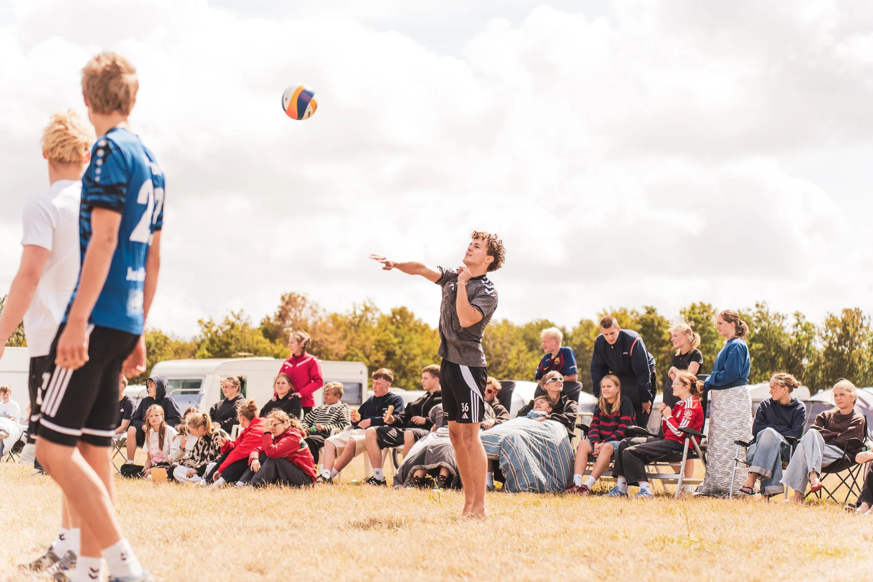 Teenagere spiller volleyball og er sammen på HBC.