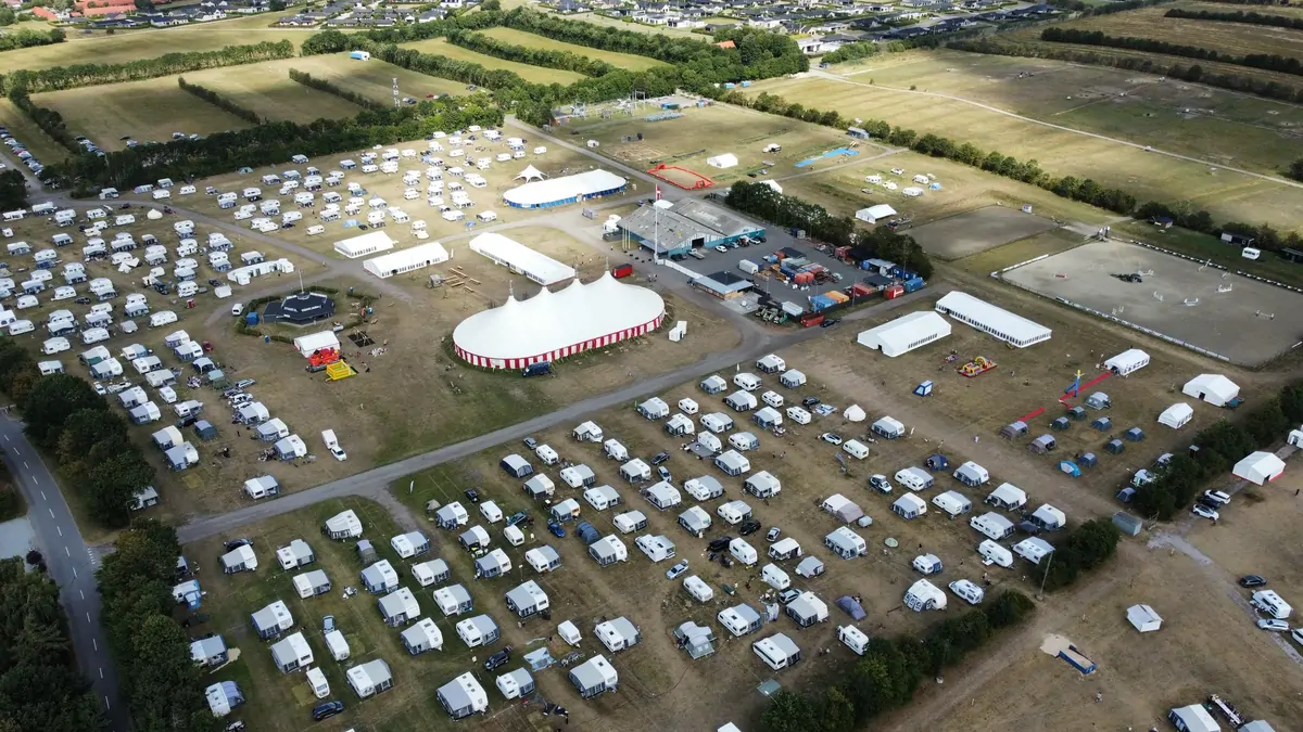 Hjallerup Bibelcamping set fra luften.